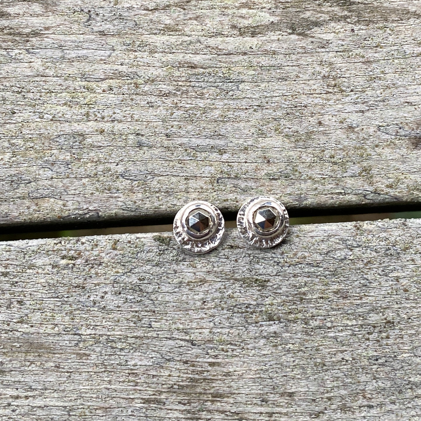 DAINTY BARNACLE POST EARRINGS