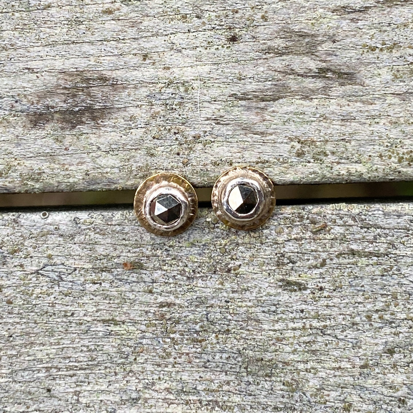 DAINTY BARNACLE POST EARRINGS