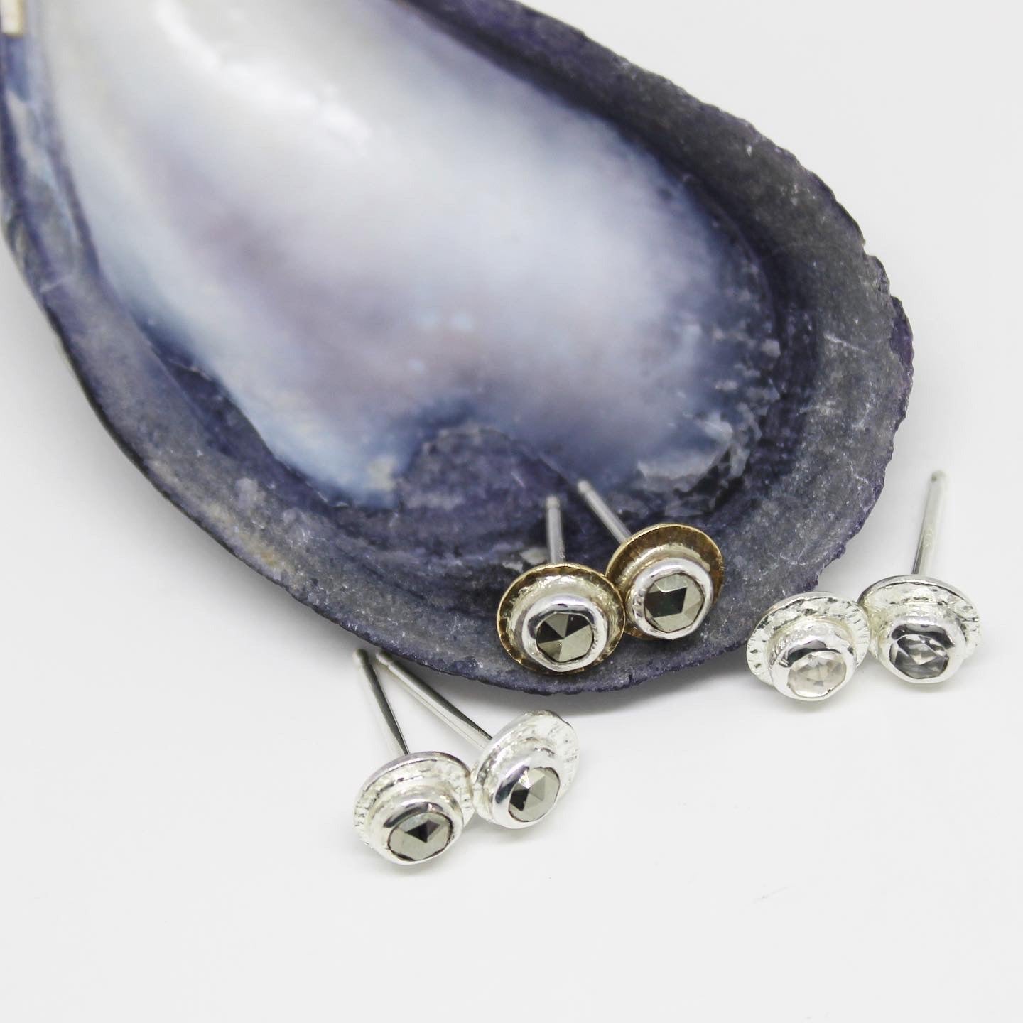 DAINTY BARNACLE POST EARRINGS