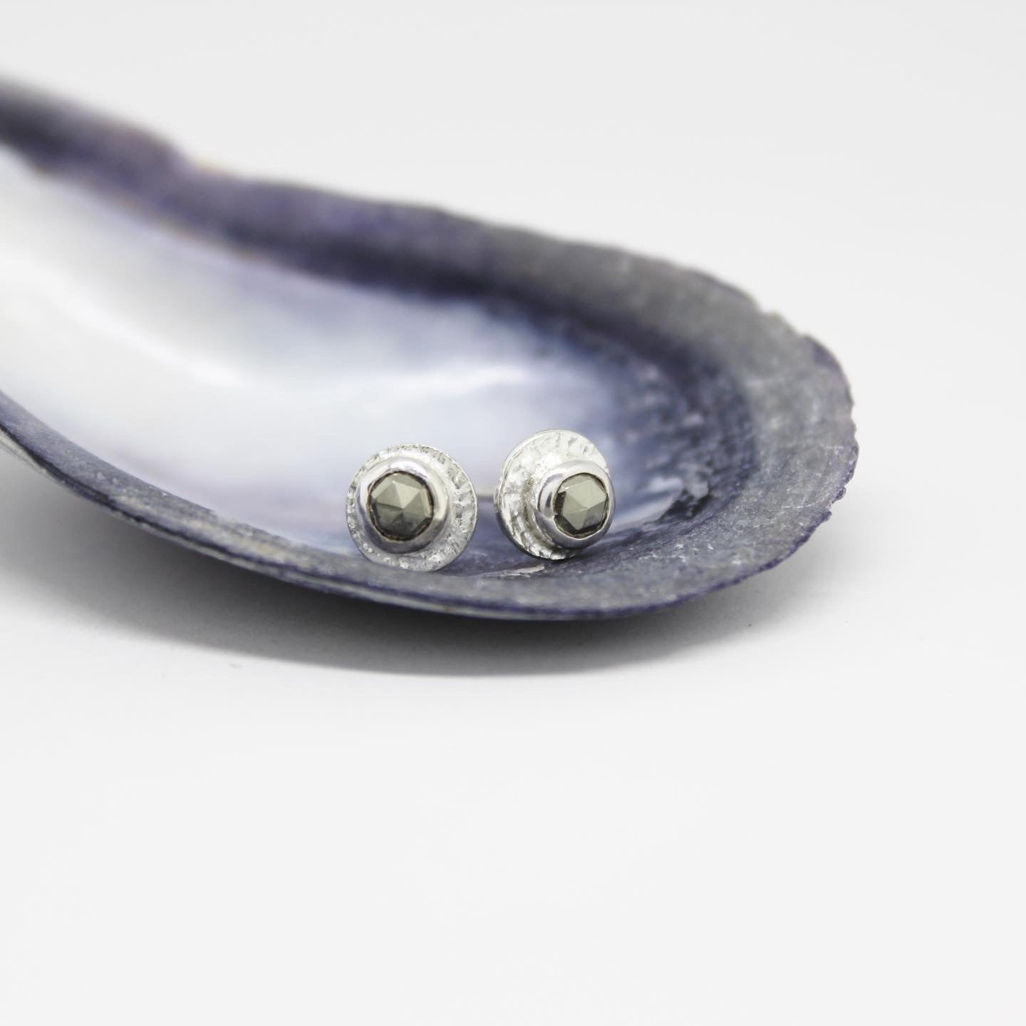 DAINTY BARNACLE POST EARRINGS